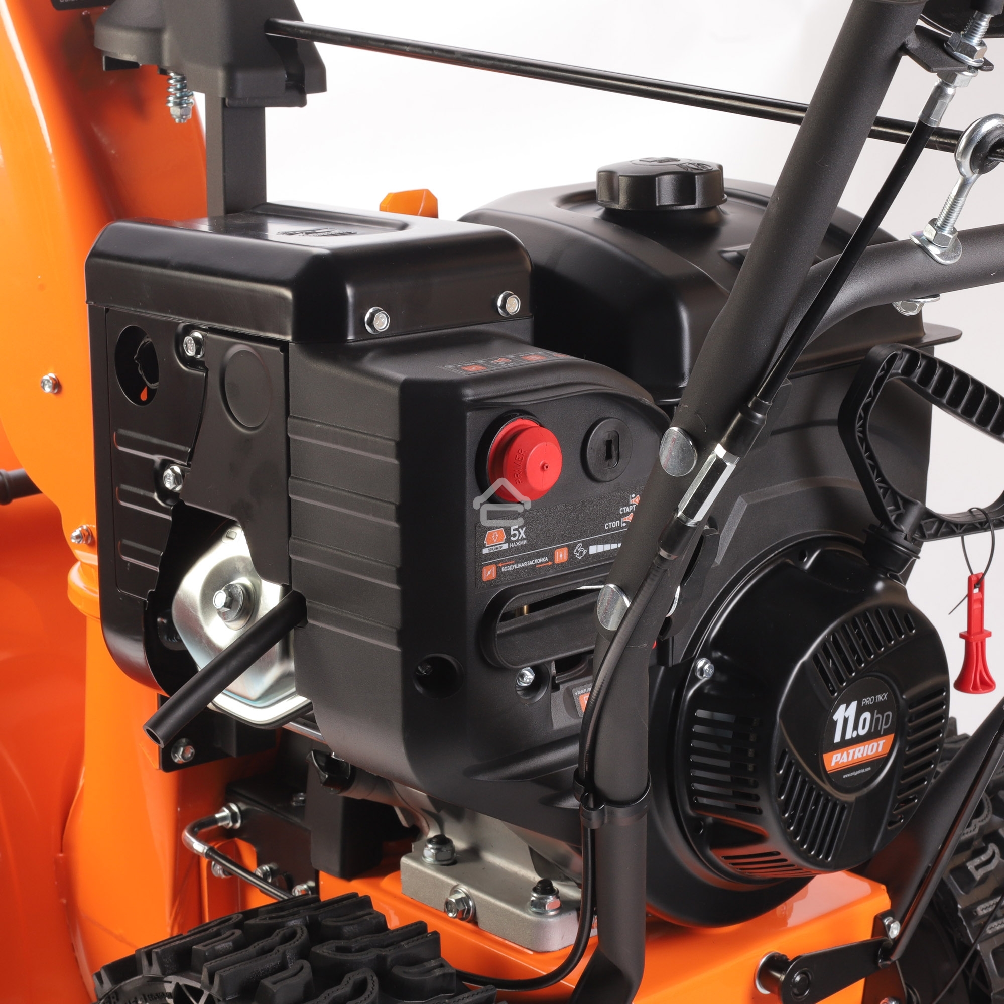 Снегоуборщик PATRIOT PRO 11 KX (коммунально-хозяйственный); 11 л.с., усиленный редуктор, безвоздушные колеса WE3, антиадгезионное покрытие ковша и желоба.