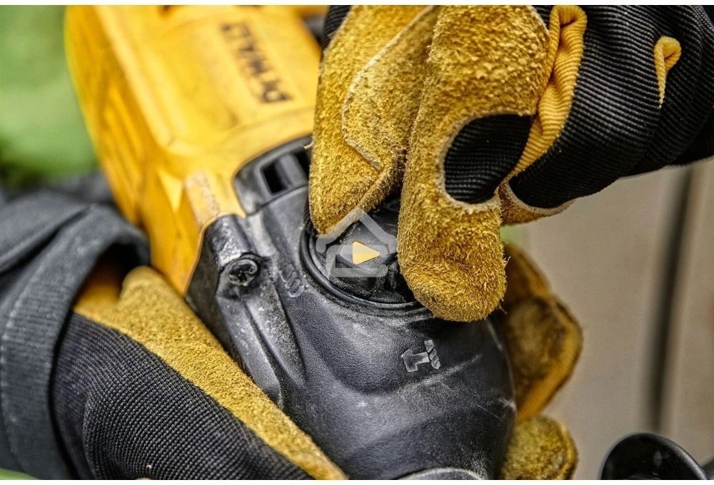 Перфоратор DeWalt D25033K-QS SDS-plus уд.:2.1Дж (кейс в комплекте)