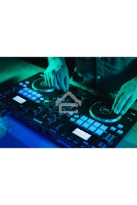 Медиа-проигрыватель Gemini GMX рабочая станция, автономная, 2-х дековая DJ система, 24-битный аудиоинтерфейс, 2 сенсорных джога, ЖК-дисплеи, USB