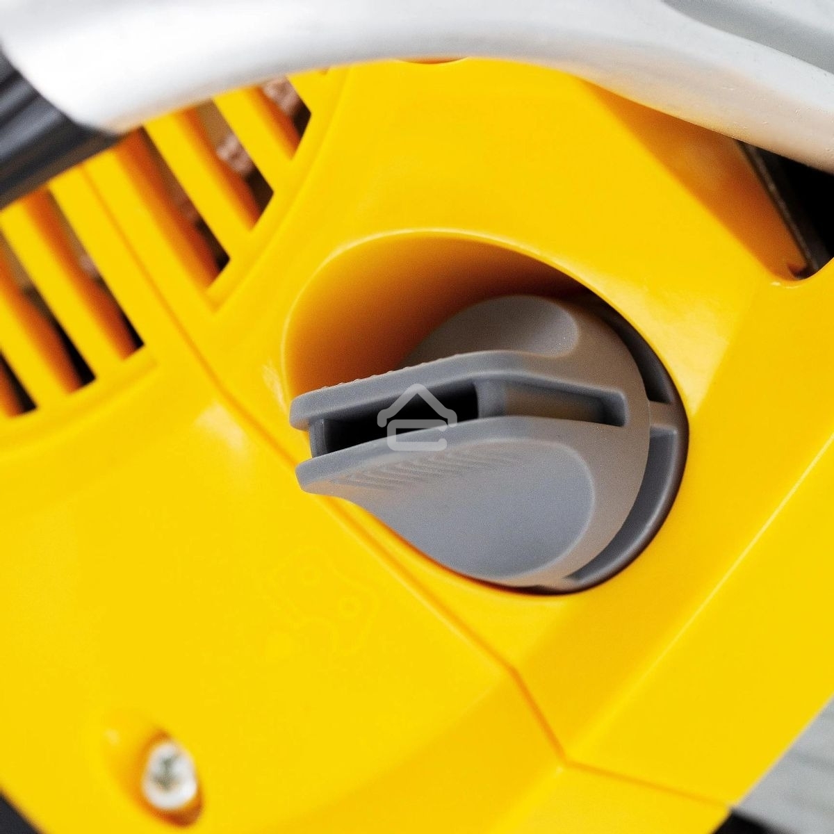 Пила цепная бензиновая Denzel DGS-5218, шина 45 см, 52см3, 3,5 л.с., шаг 0,325, паз 1,5 мм,