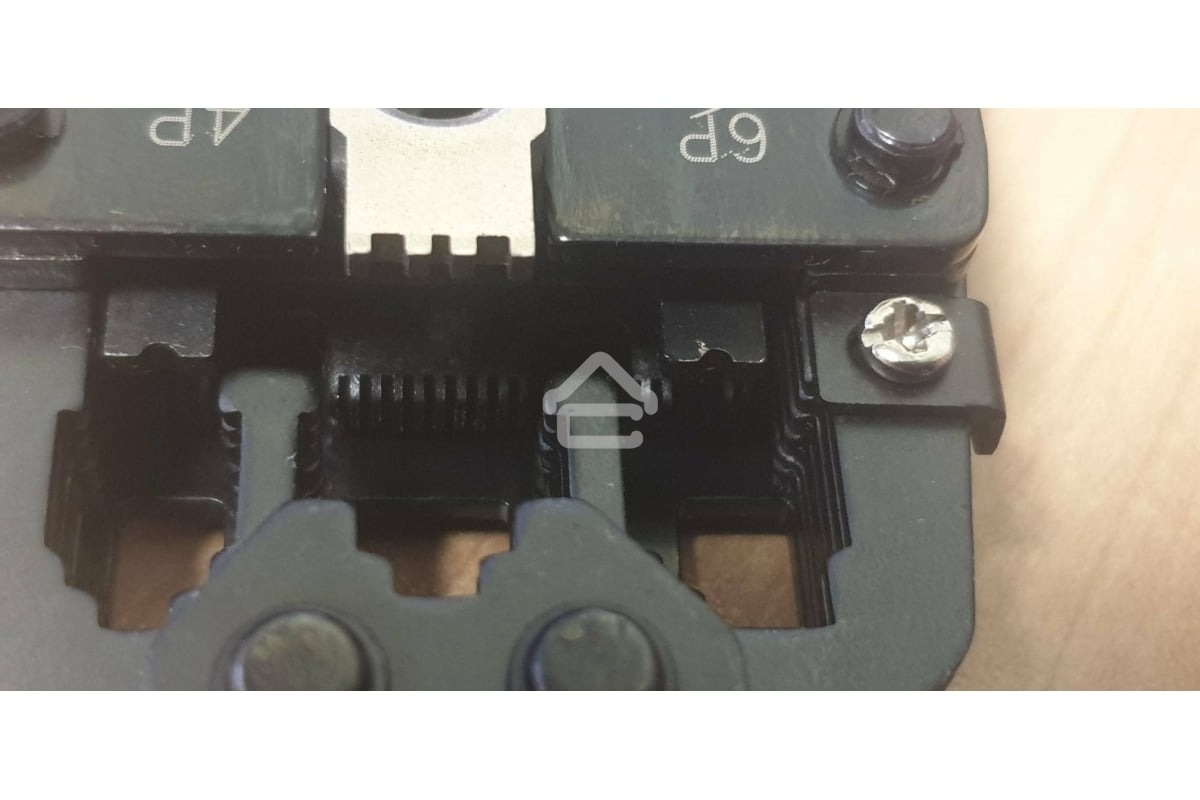Кримпер многофункциональный с 3 встроенными модулями для обжима RJ-45, RJ-12, RJ-11 HT-200R