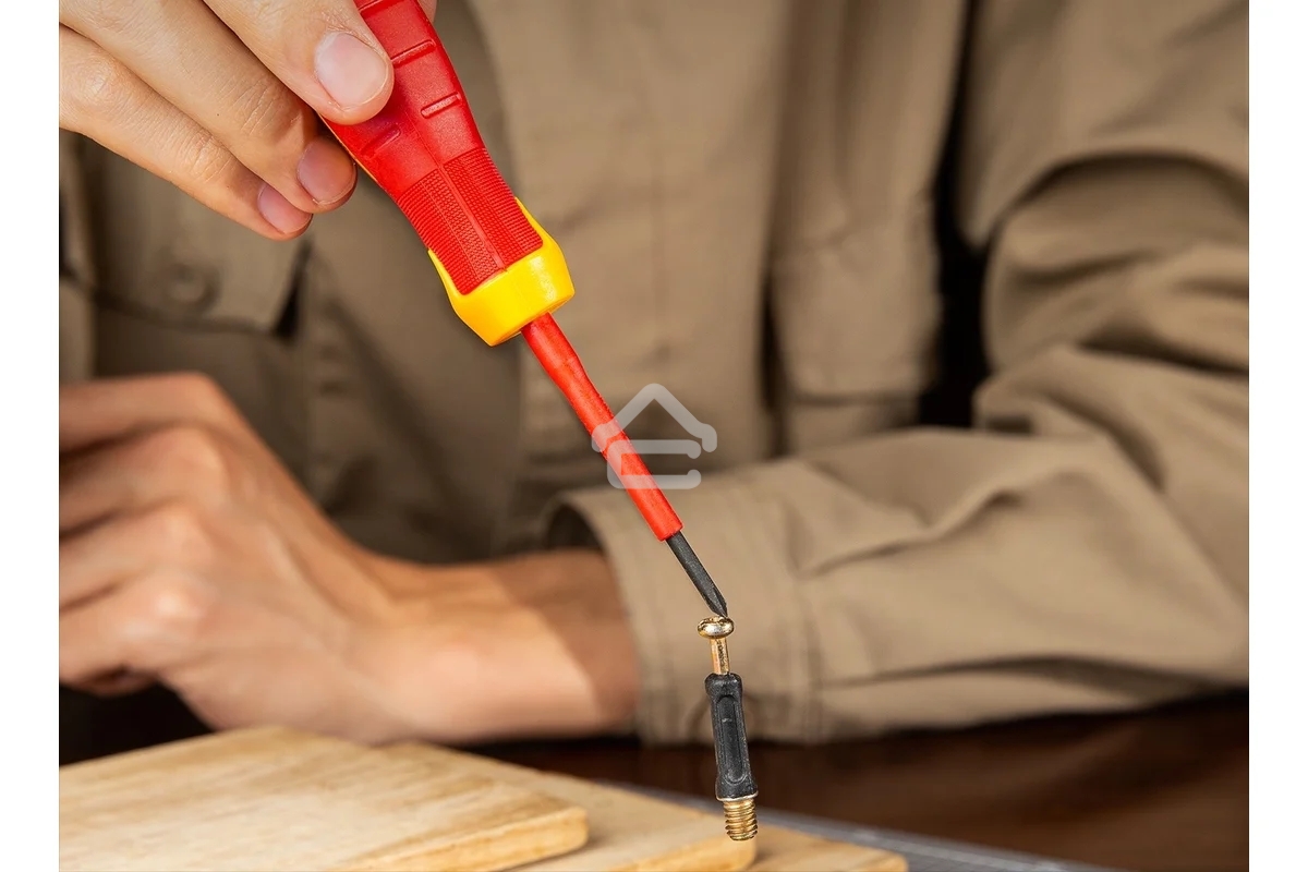 Диэлектрическая крестовая отвертка Deli DL513060 PH0х60 мм сталь Cr-V, сертификат VDE для работ под напряжением до 1000 В