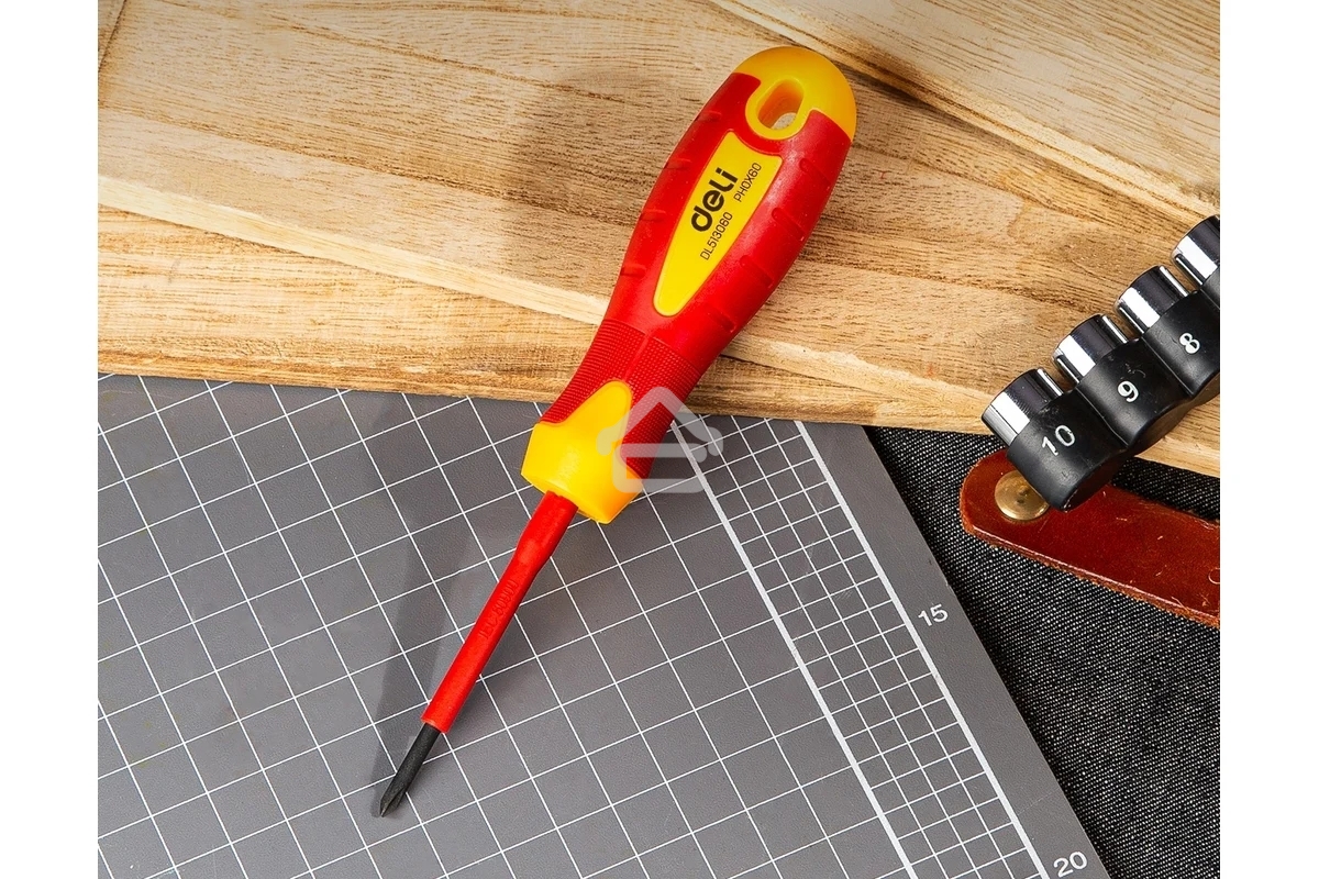 Диэлектрическая крестовая отвертка Deli DL513060 PH0х60 мм сталь Cr-V, сертификат VDE для работ под напряжением до 1000 В