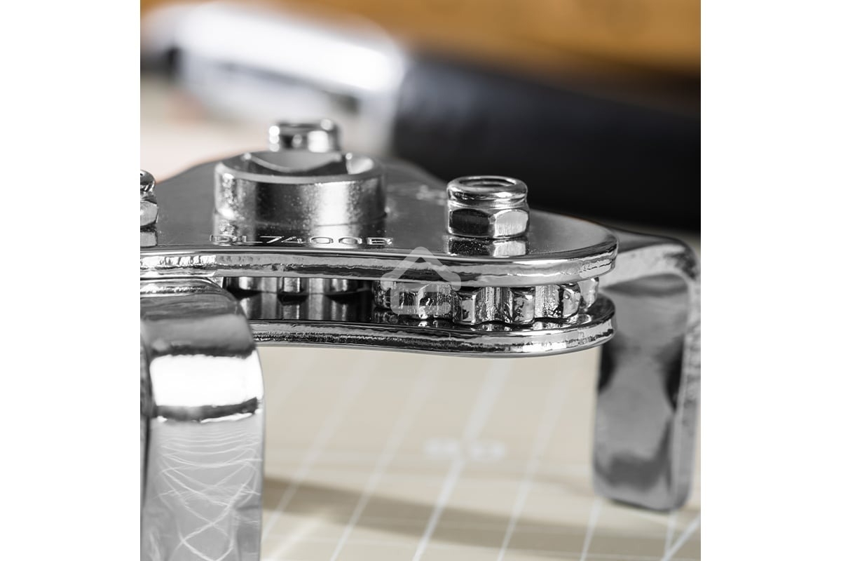 Съемник масляных фильтров трехлапый Deli DL7400B рабочий диапазон 63-102мм, сталь Cr-V