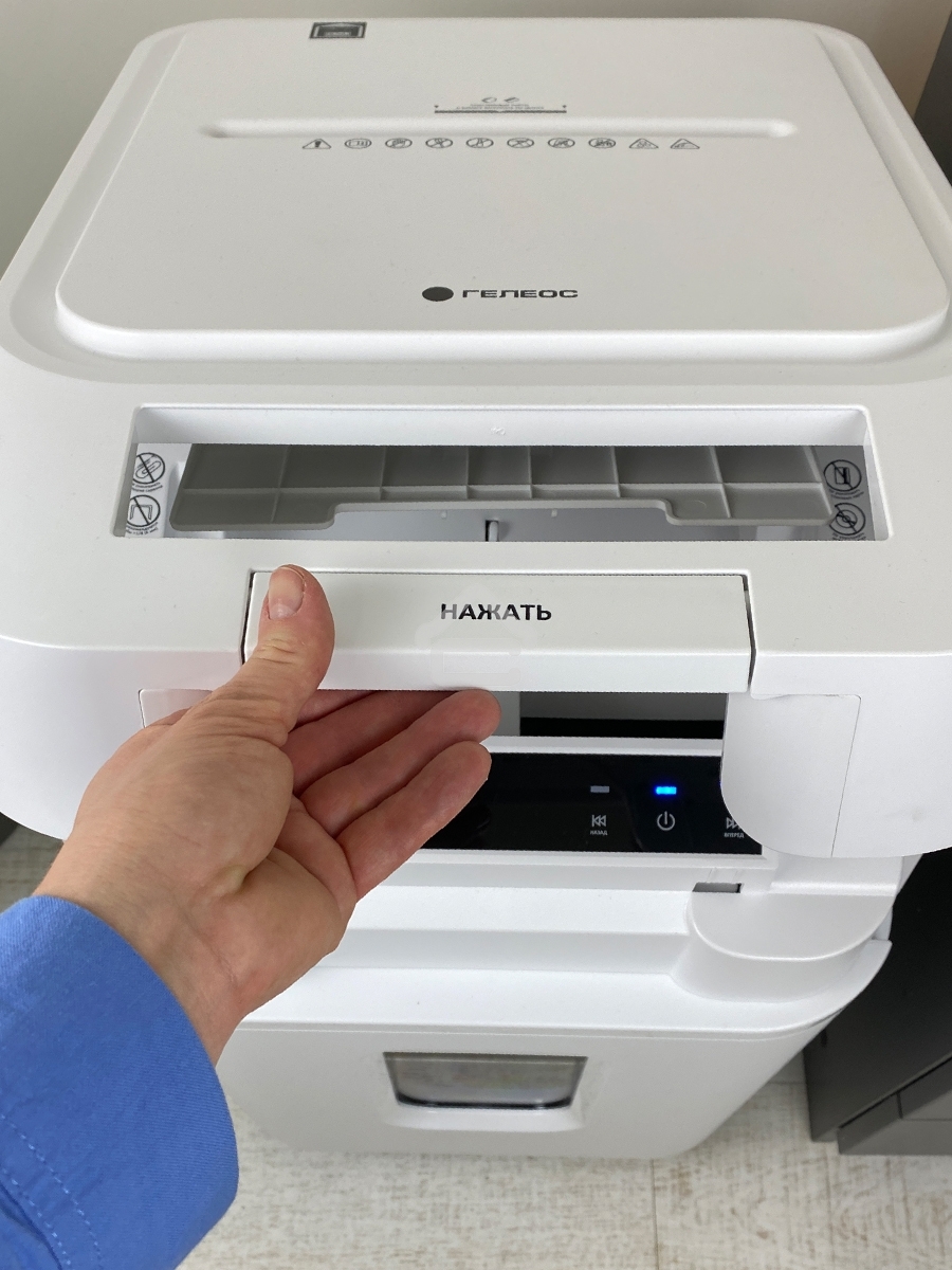 Шредер Heleos АП37-5 белый/белый с автоподачей (секр.P-5) фрагменты 220лист. 37лтр. скрепки скобы пл.карты