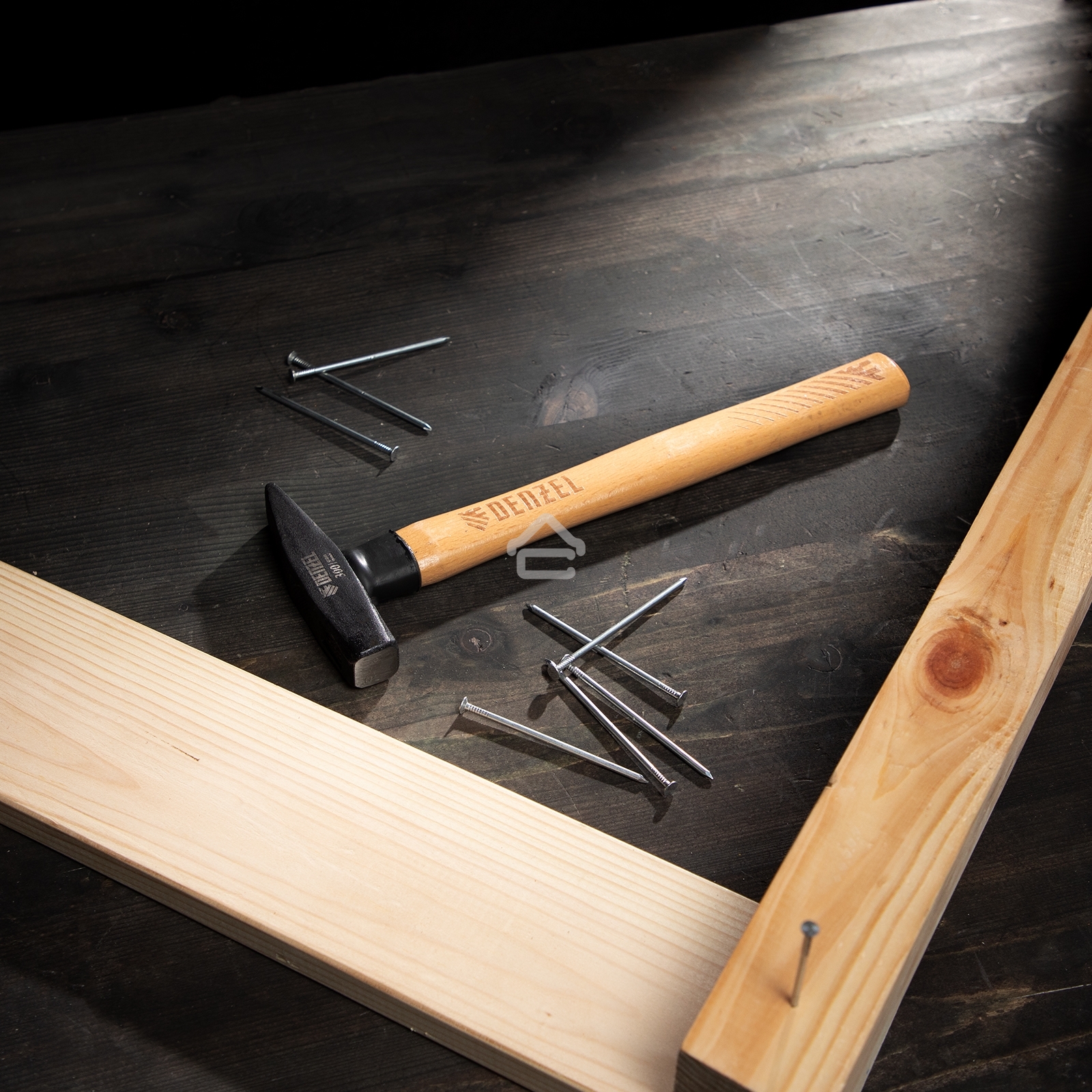 Молоток слесарный Denzel 300 г, кованый квадратный боек, буковая рукоятка