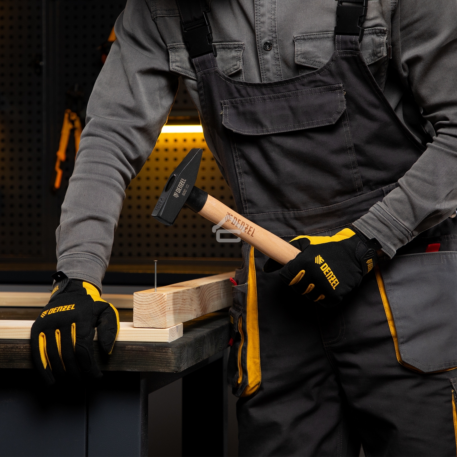 Молоток слесарный Denzel 600 г, кованый квадратный боек, буковая рукоятка