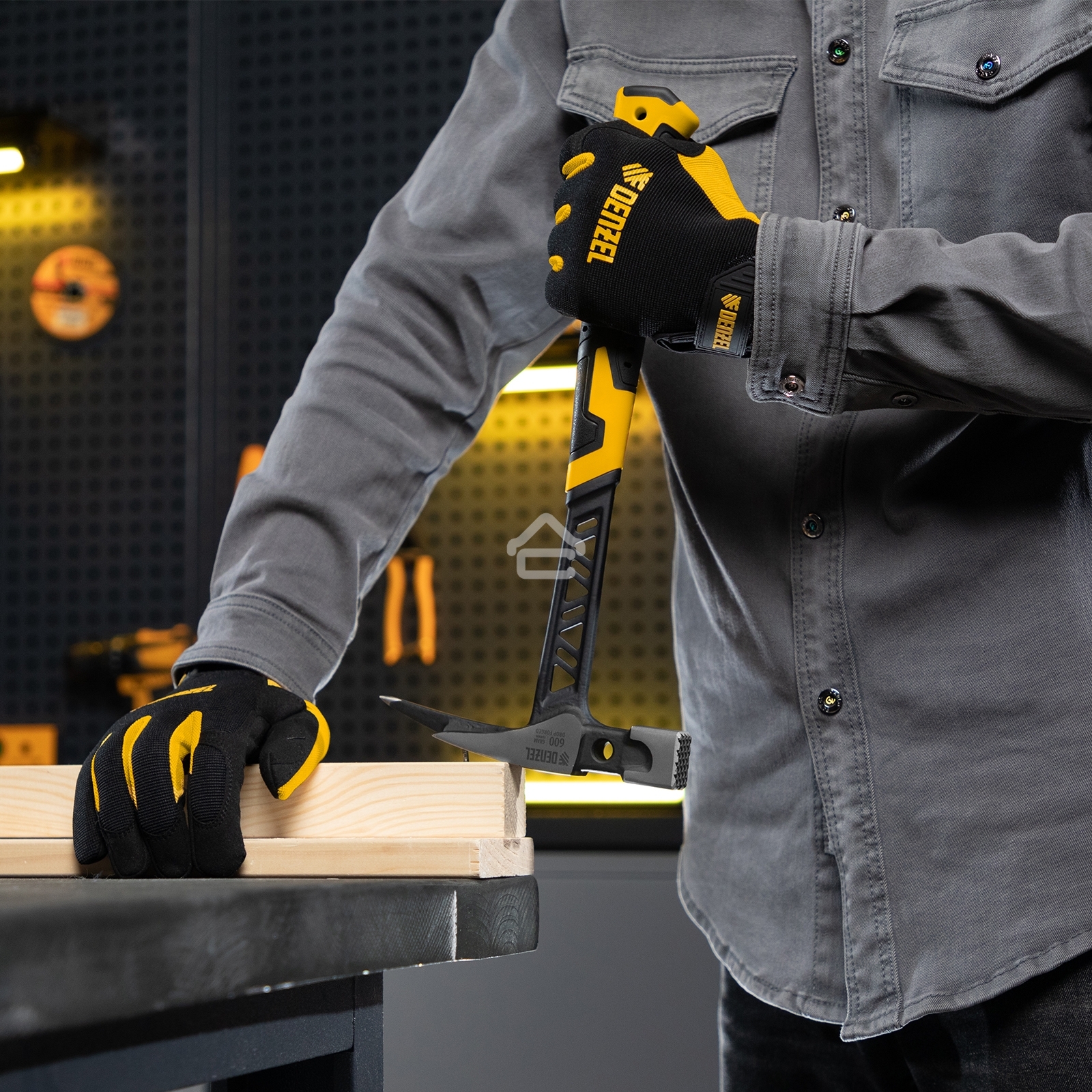 Молоток кровельщика Denzel 600 г, цельнокованый, боек с магнитом, двухкомп. обрезин. рук-ка