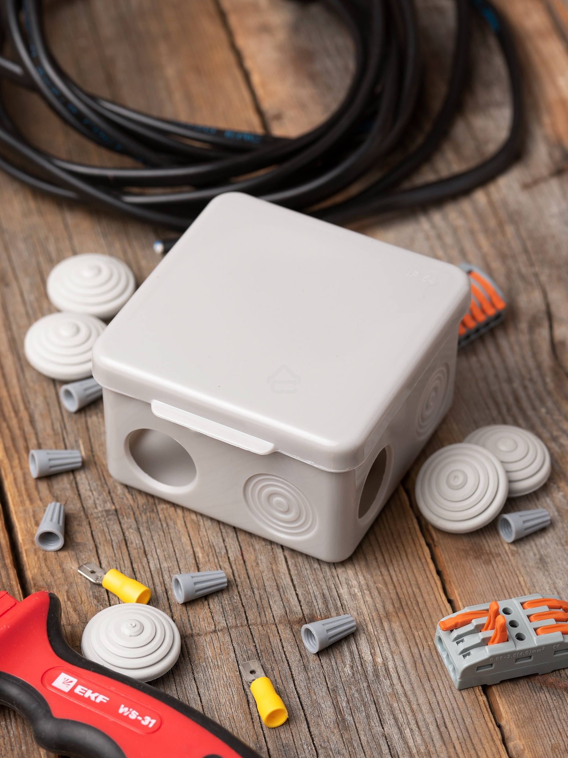 Коробка распределительная EKF КМР-030-031 с крышкой наружная (85х85х40) 8 мембр. вводов IP55