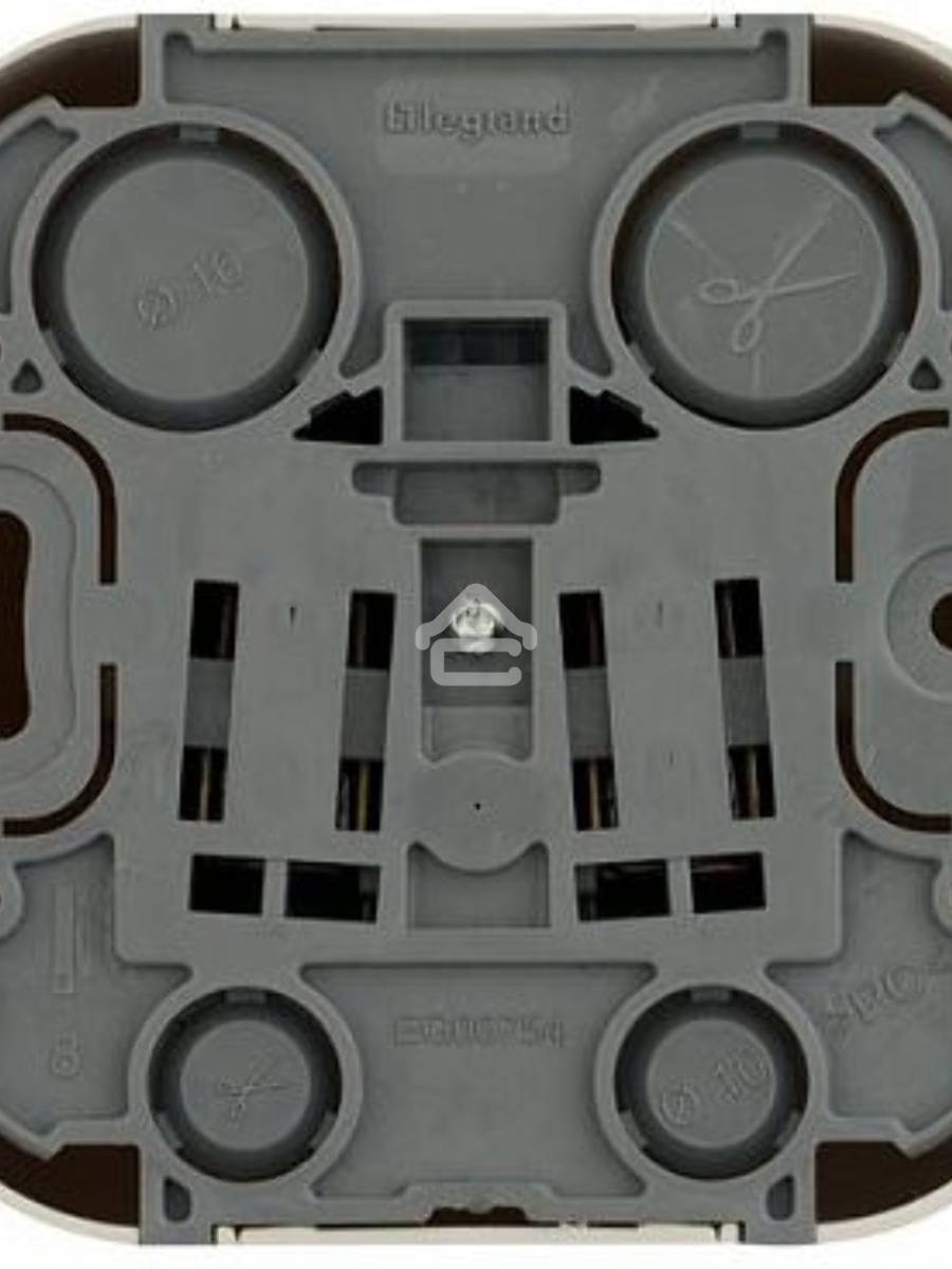 Розетка с заземлением с защитными шторками Legrand 782250 (Слоновая кость)