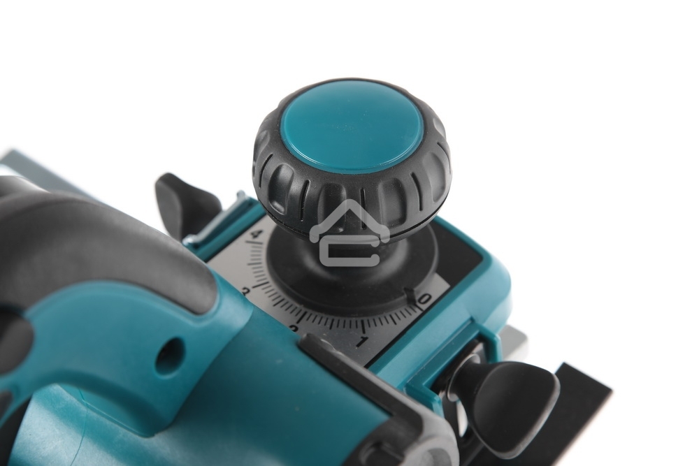 Рубанок Makita KP0810C Рубанок,1050Вт,12000об\м,ширина-82мм,глуб-4мм,3.2кг,кор,парал упор