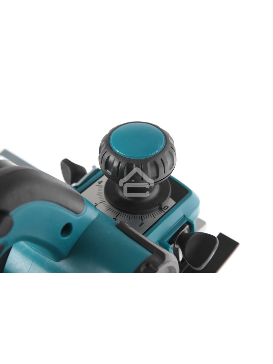 Рубанок Makita KP0810C Рубанок,{1050Вт,12000об\м,ширина-82мм,глуб-4мм,3.2кг,кор,парал упор}