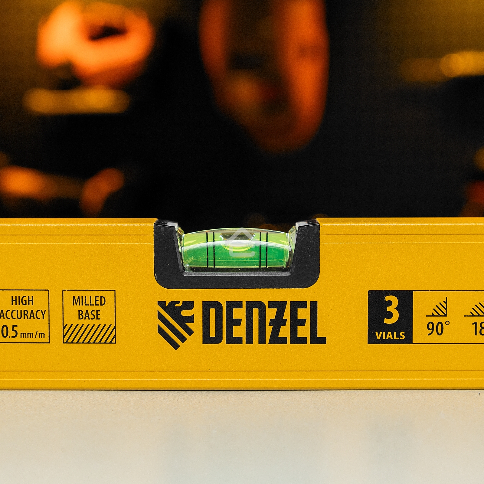 Уровень алюминиевый Denzel, магнит., фрезерованный, 3 глазка (1 зеркал.), 0,5 мм/м, 1000 мм