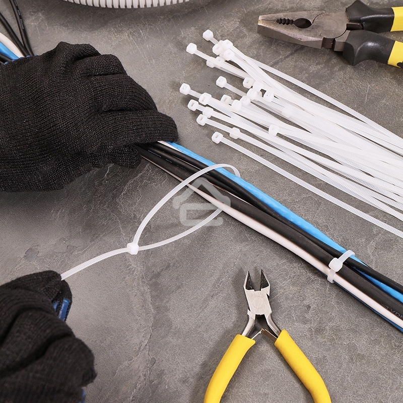 Хомут-стяжкa нейлоновая с тройным замком Rexant 300x3,6 мм, белая, упаковка 100 шт.