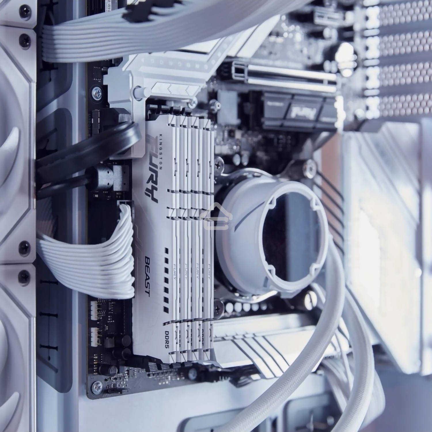 Оперативная память Kingston Fury Beast, DDR5, 32Gb (1x32Gb), 5600MHz, CL36, DIMM, с радиаторами, белый