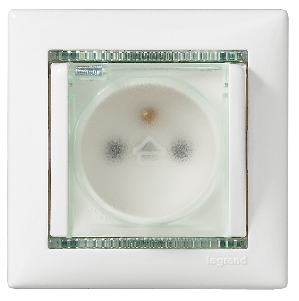 Электроустановочные изделия Legrand Legrand 774220 Розетка Valena влагозащищенная IP44 с заземлением с крышкой и защитными шторками (белая)
