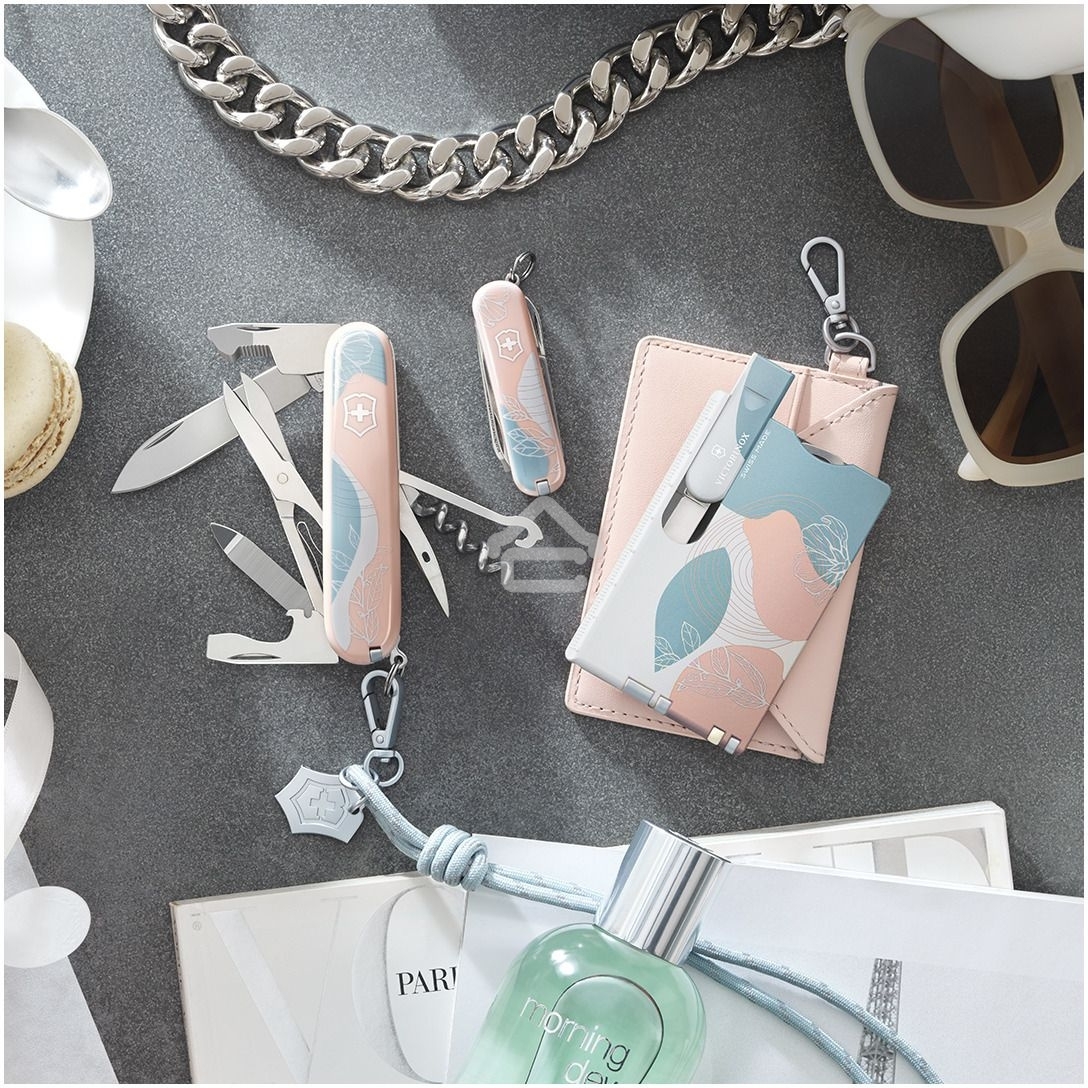 Нож перочинный Victorinox Classic SD Paris Style (0.6223.E221) 58мм 7 функций розовый подар.коробка