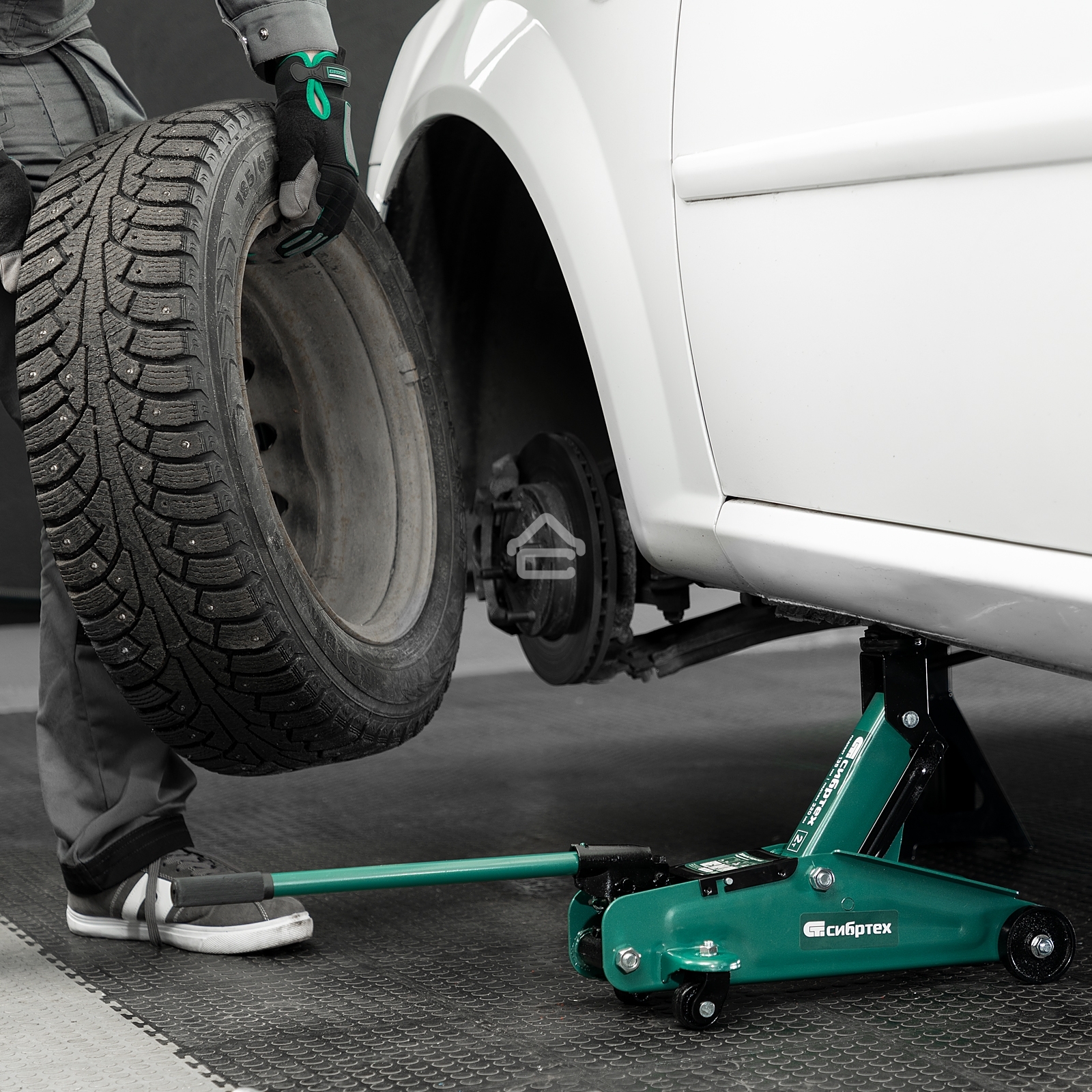 Домкрат гидравлический подкатной, Сибртех 2 т, 135-320 мм, в пластиковом кейсе