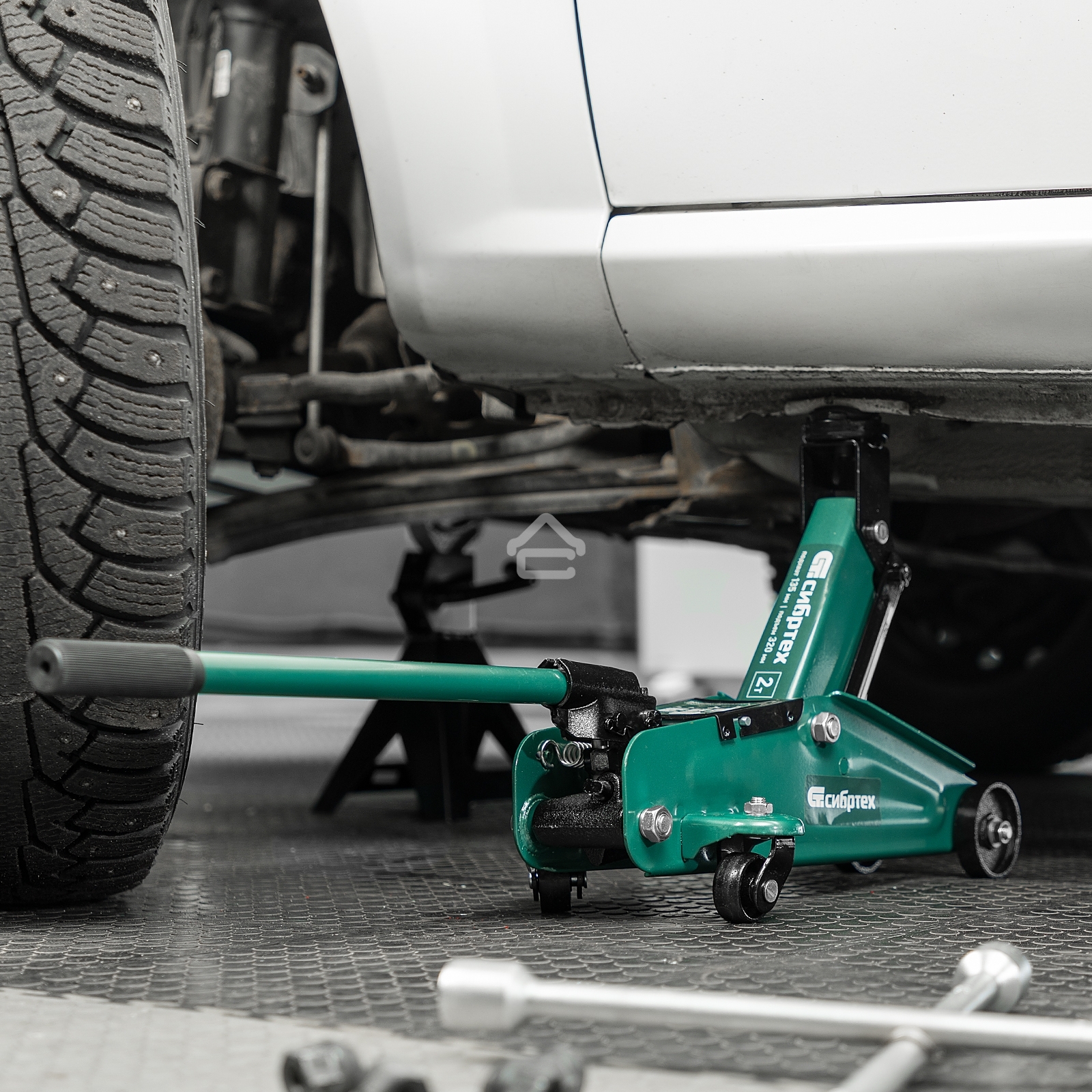 Домкрат гидравлический подкатной, Сибртех 2 т, 135-320 мм, в пластиковом кейсе
