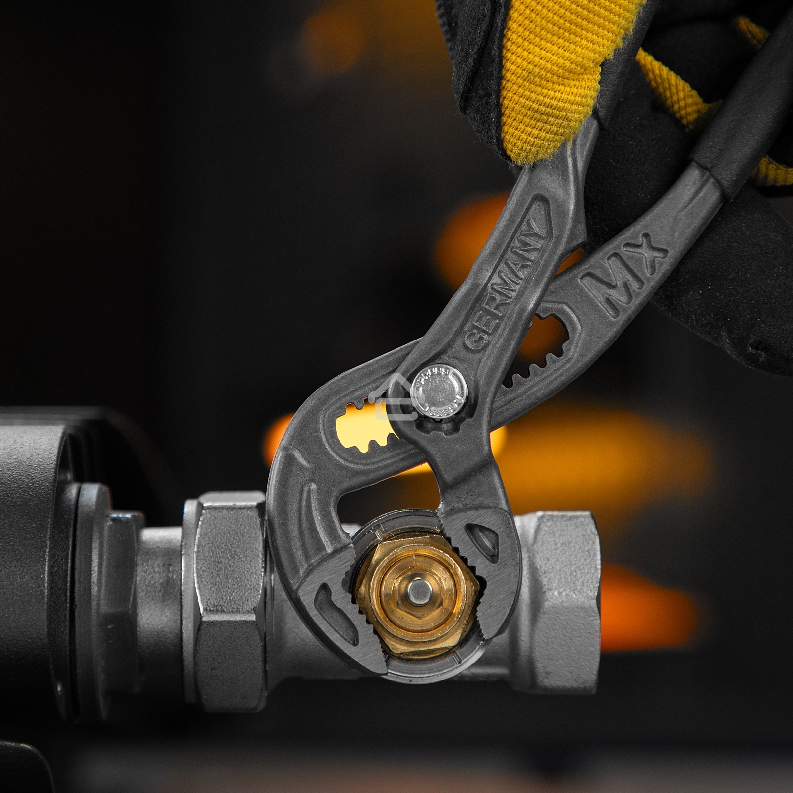 Клещи переставные Denzel кнопочный механизм, обливные рукоятки, 180 мм