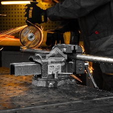 Тиски слесарные Denzel BVH-125, 125 мм, поворотные, стальная направляющая, с наковальней