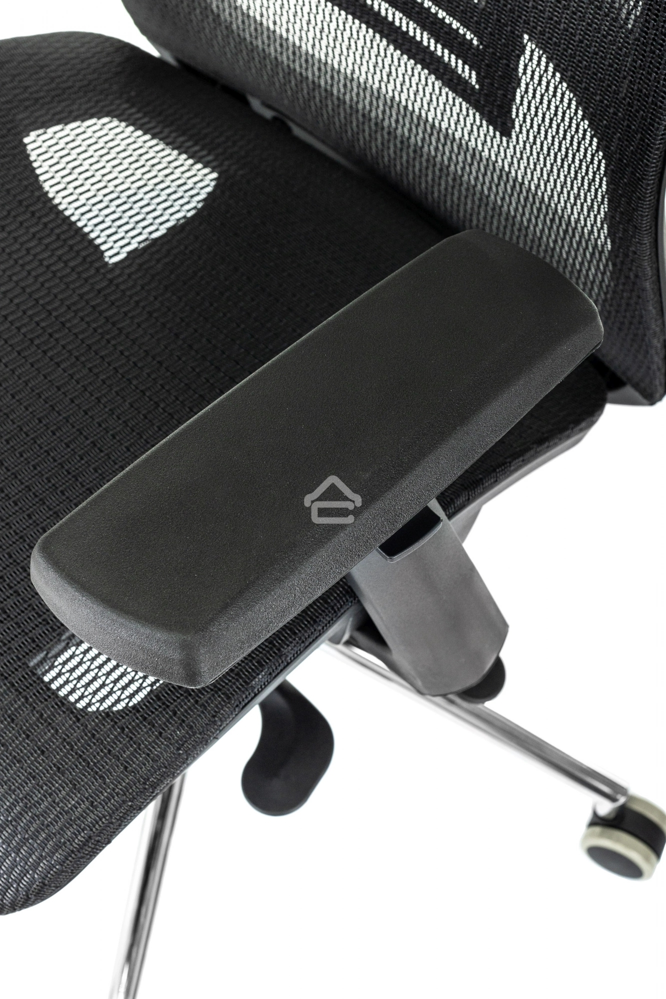 Кресло руководителя Бюрократ MC-912-H черный, сетка с подголов. крестов. металл хром