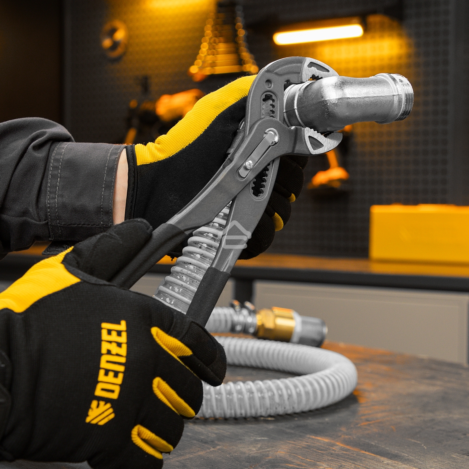 Клещи переставные Denzel кнопочный механизм, обливные рукоятки, 300 мм