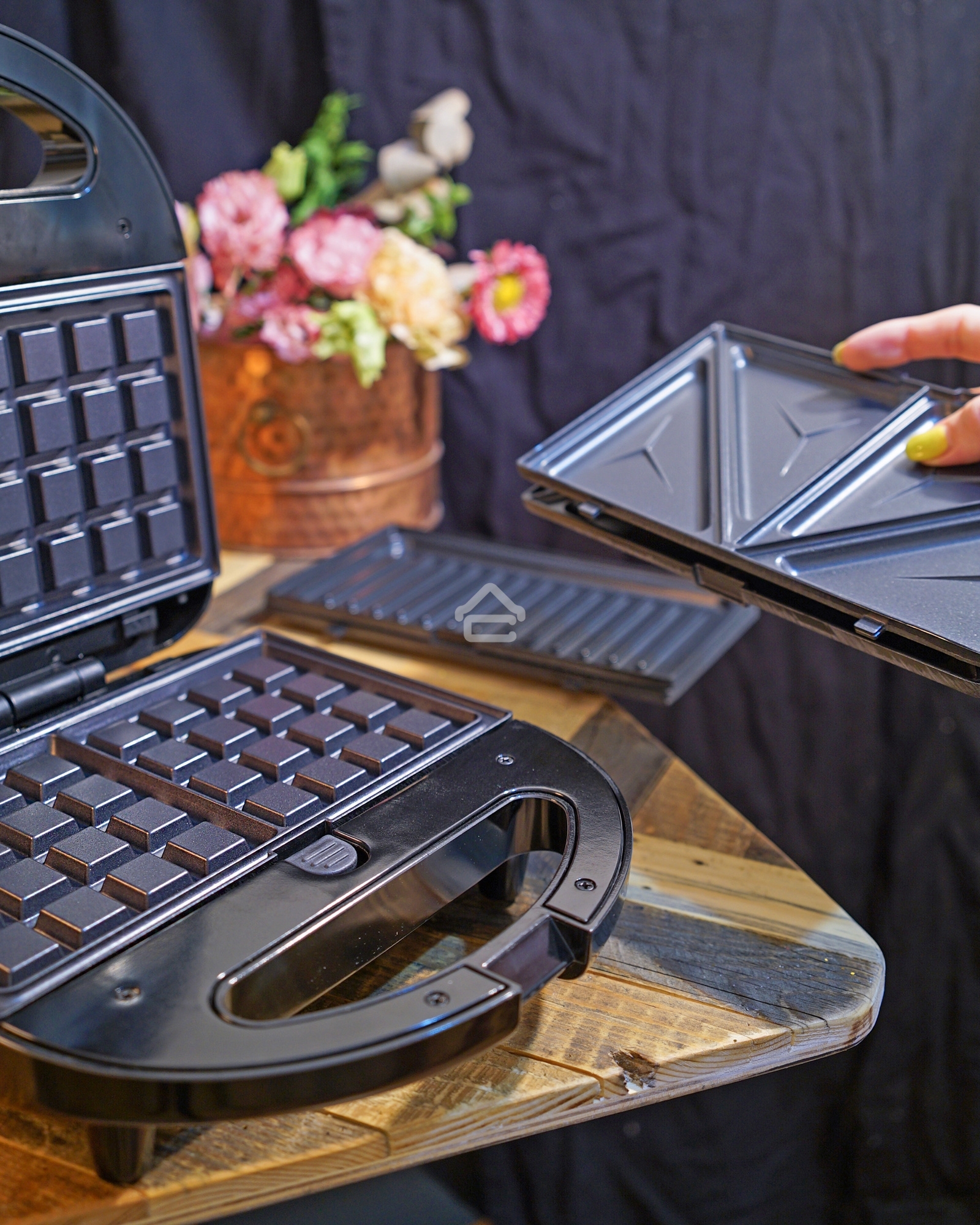 Мультипекарь Starwind SSM2301 750Вт черный