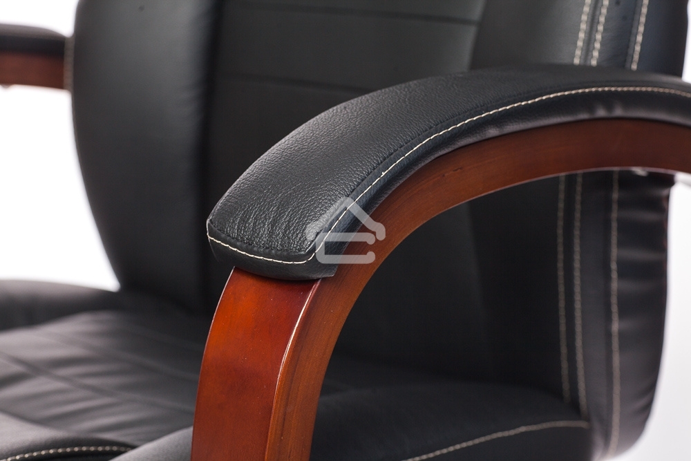 Кресло руководителя Бюрократ T-9923WALNUT/BLACK черный, кожа, крестовина дерево