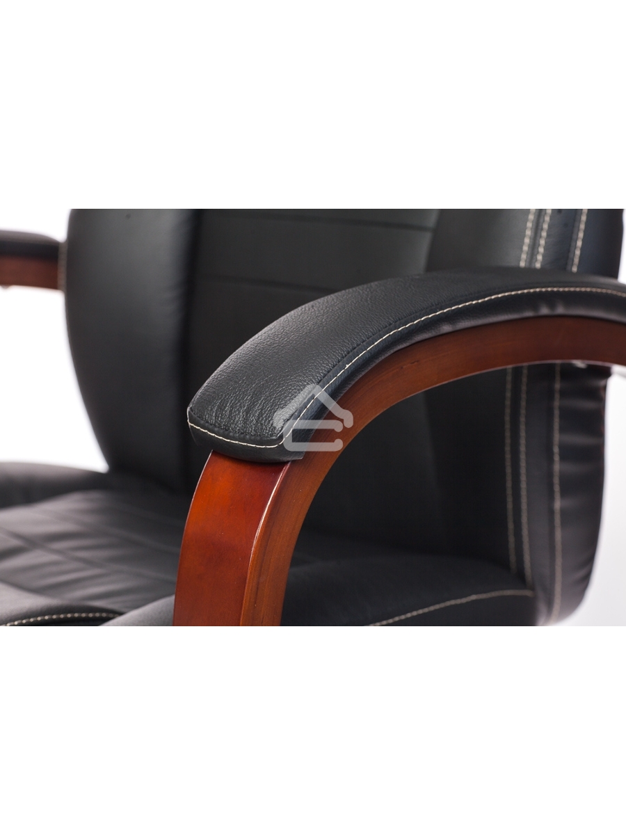 Кресло руководителя Бюрократ T-9923WALNUT/BLACK черный, кожа, крестовина дерево