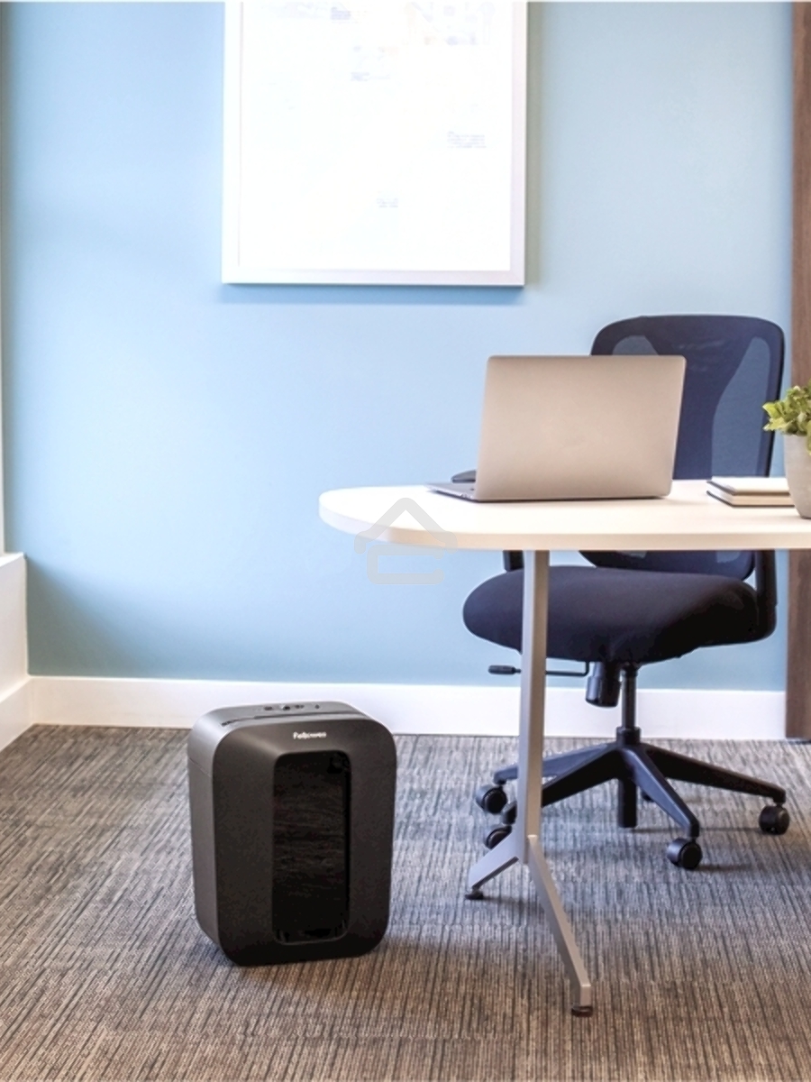 Шредер Fellowes PowerShred LX50 черный (секр.P-4)/перекрестный/9лист./17лтр./скрепки/скобы/пл.карты