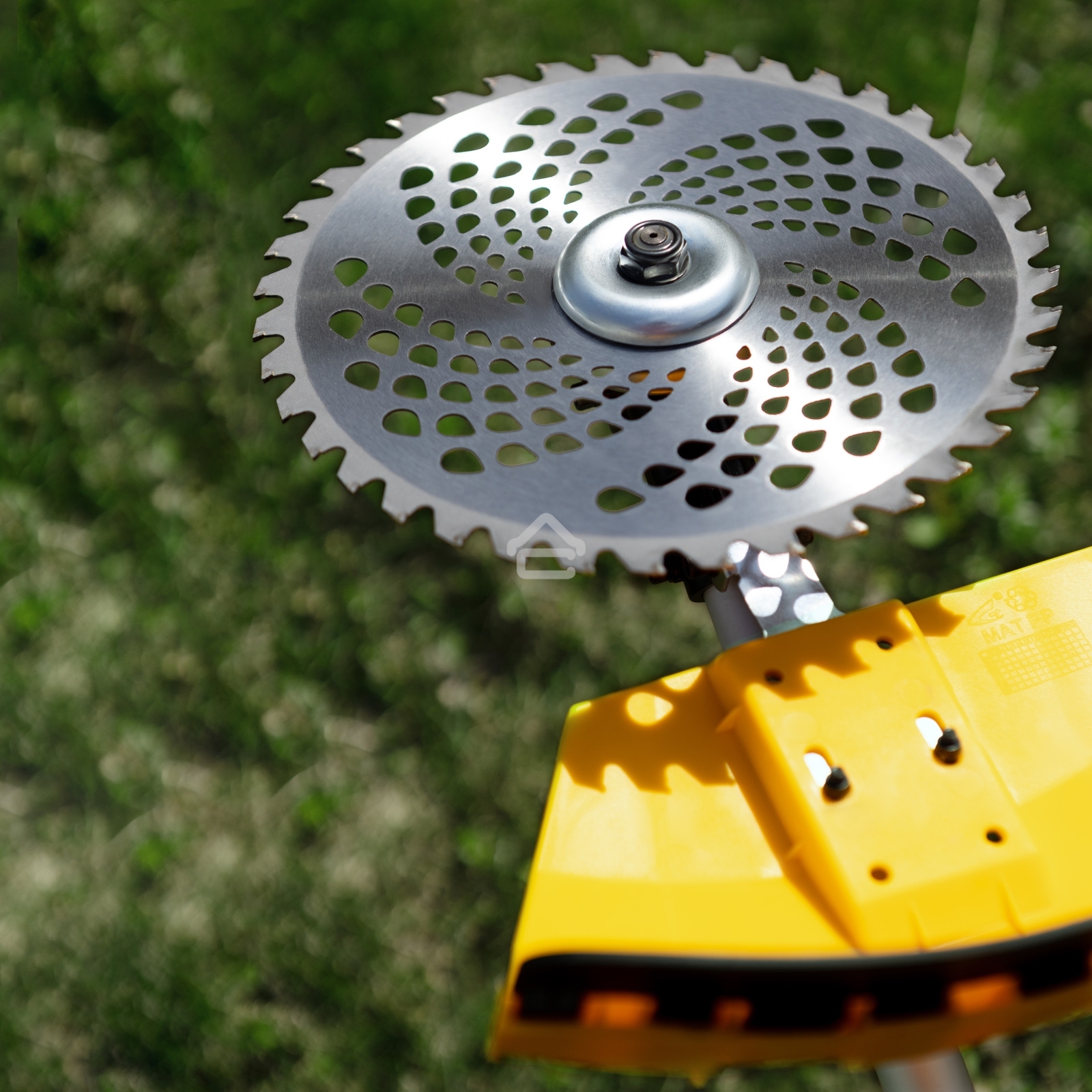 Триммер бензиновый Denzel DGT-520, 52см3, 3 л.с., неразъемная штанга, состоит из 2 частей