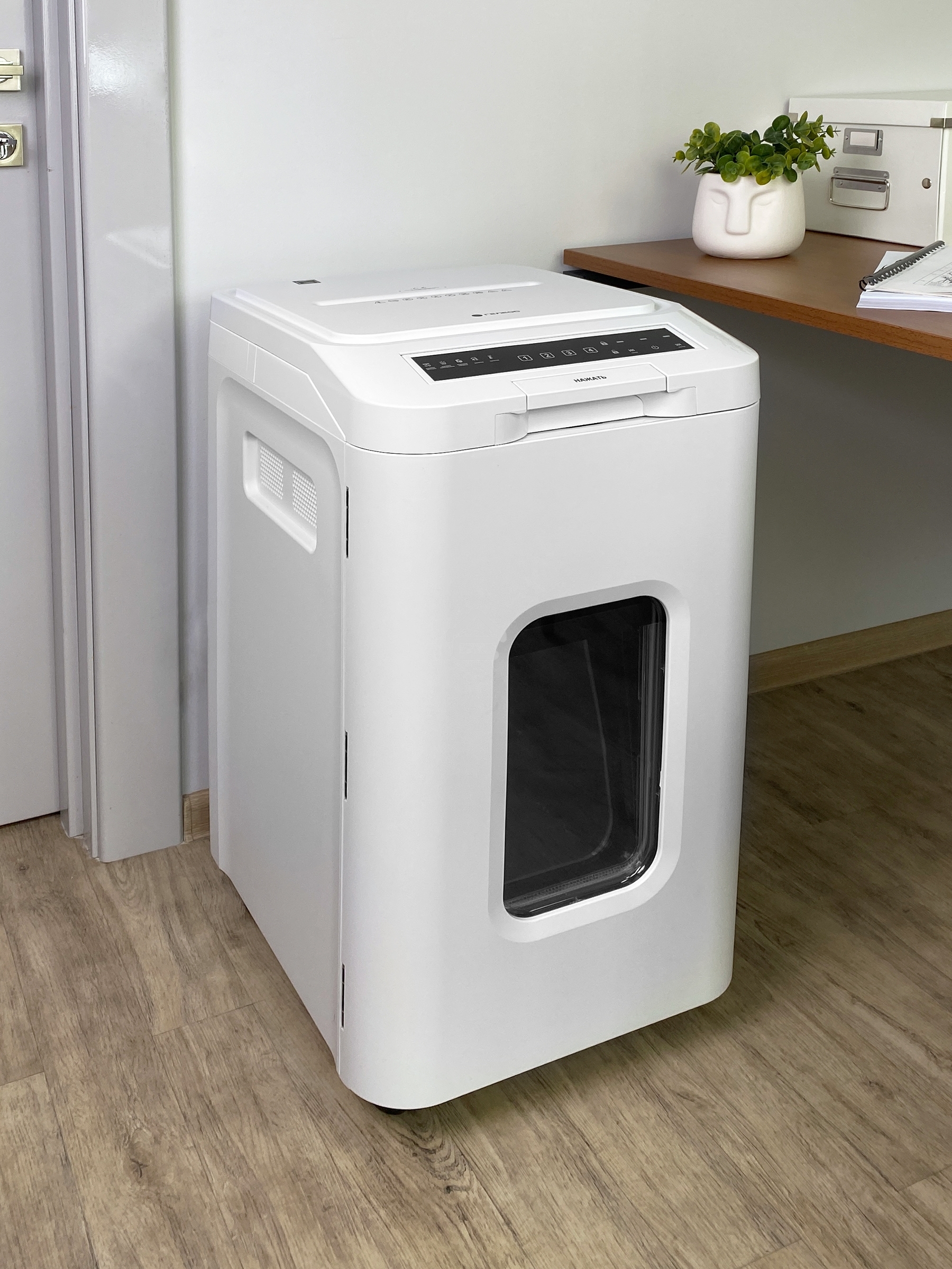 Уничтожитель документов ГЕЛЕОС АП55-5, DIN P-5 (5 ур-нь секр.), фрагмент 1,9х12мм, АВТОПОДАЧА 400 лист (70г/м2), пл.карты/скрепки/скобы, 55 литров