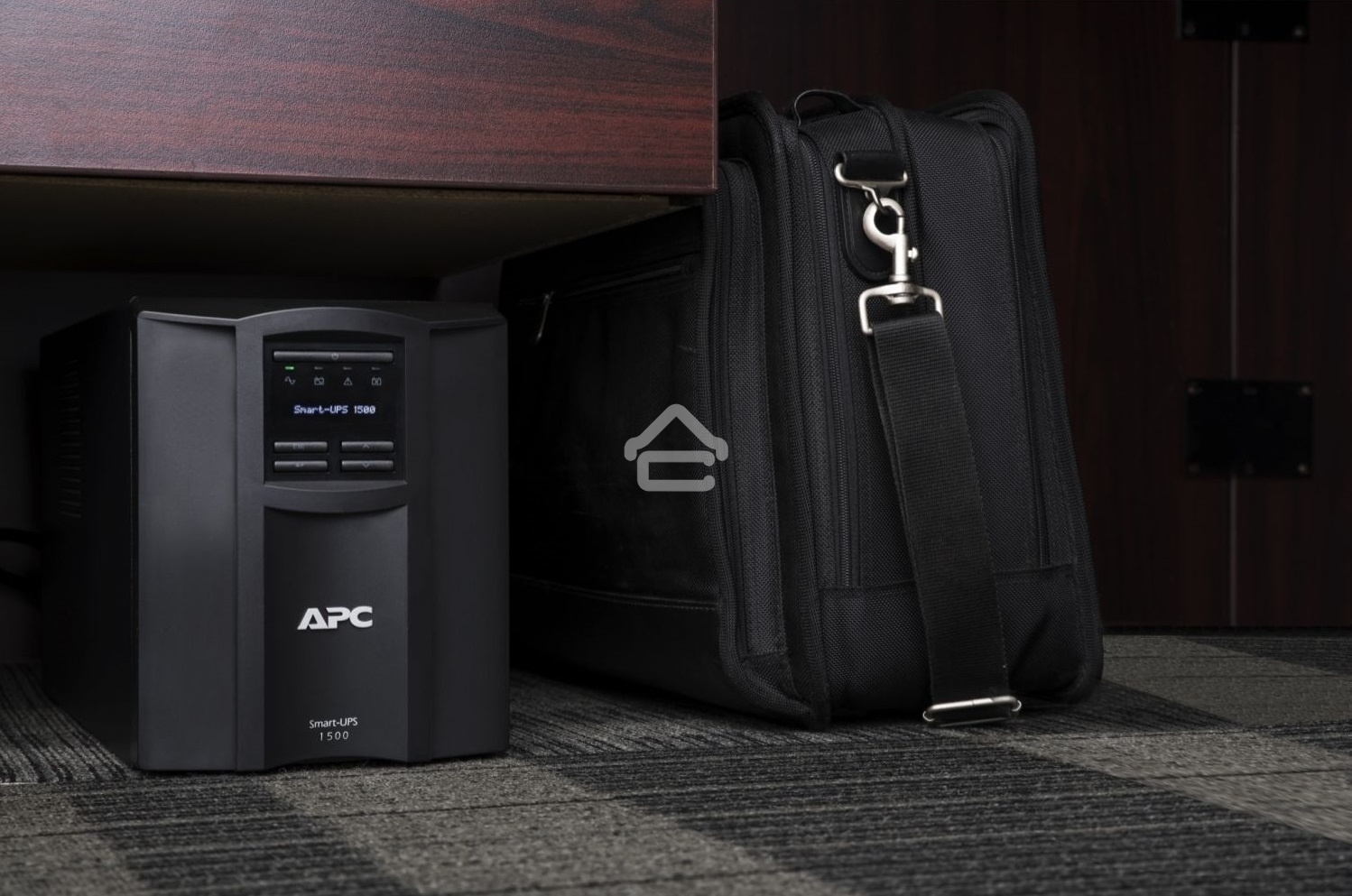 Источник бесперебойного питания APC Smart-UPS SMT1500IC 1000Вт 1500ВА черный