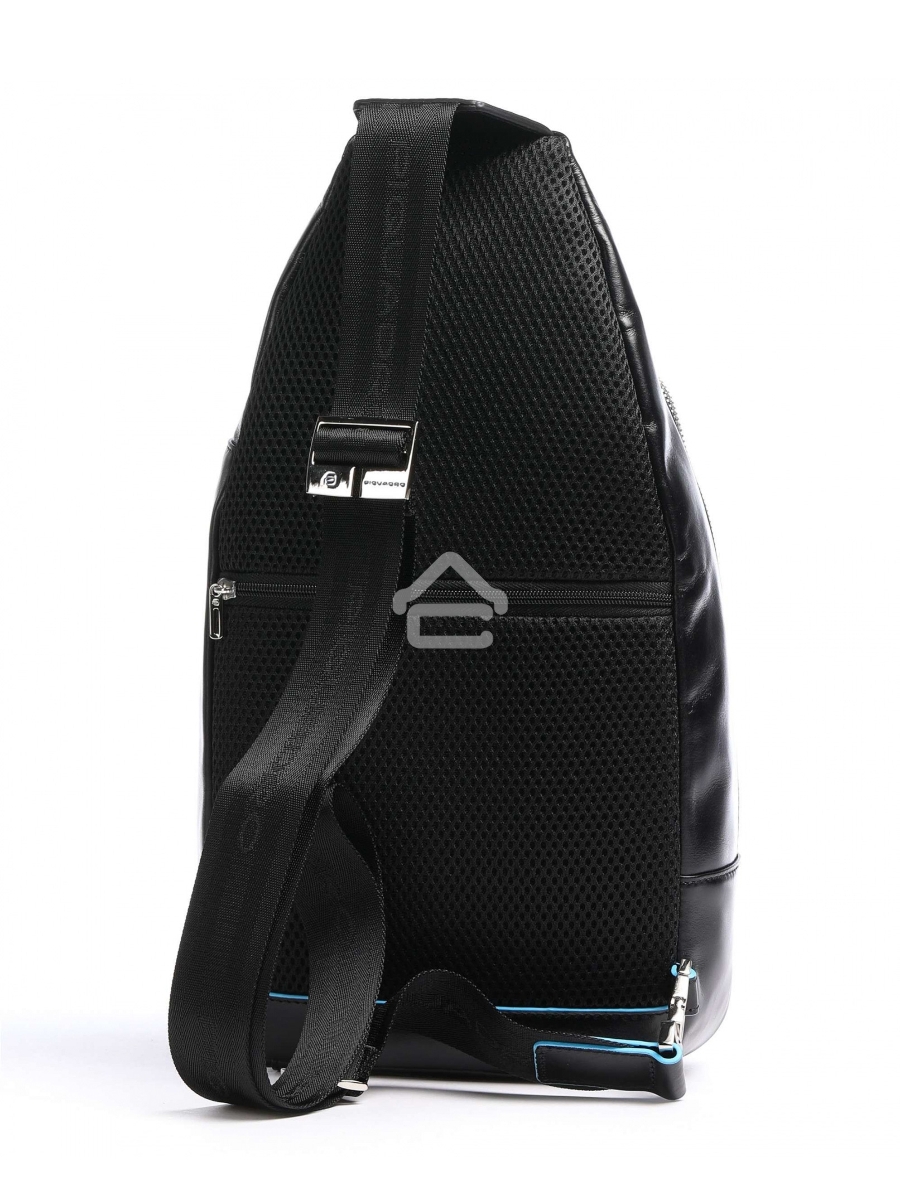 Рюкзак слинг Piquadro Blue Square CA4827B2/N черный натур.кожа