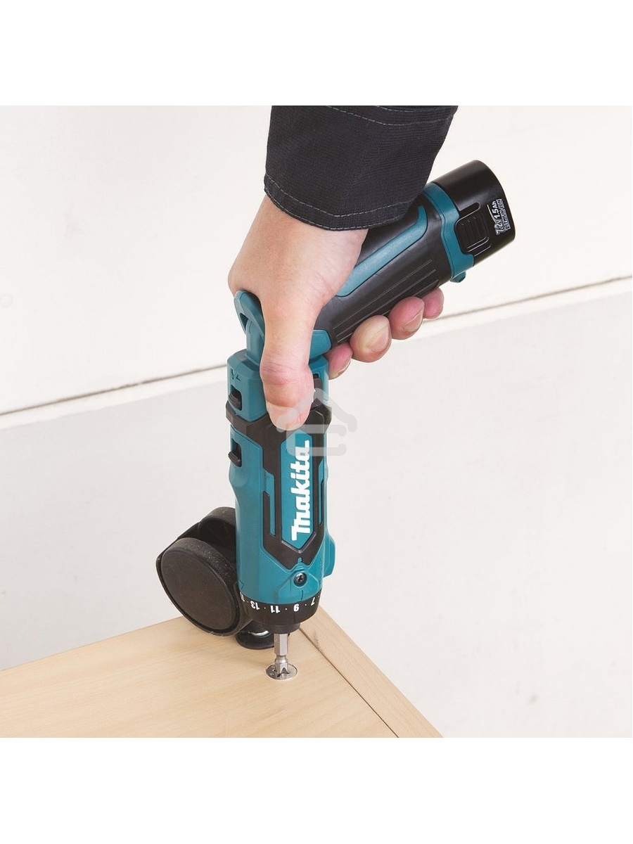 Аккумуляторная отвертка Makita DF012DSE