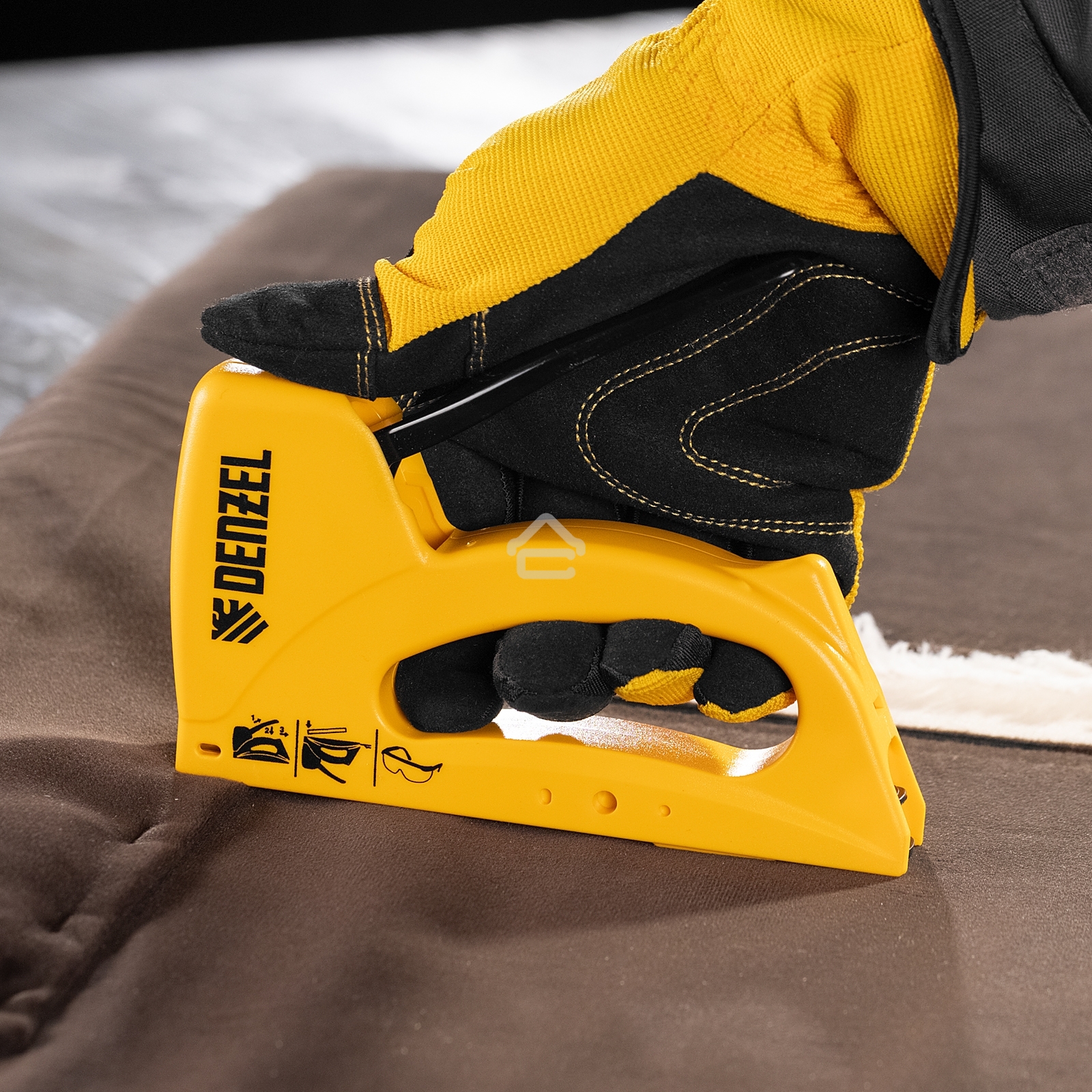 Степлер пластиковый Denzel скобы в комплекте, тип 53, 6-10 мм