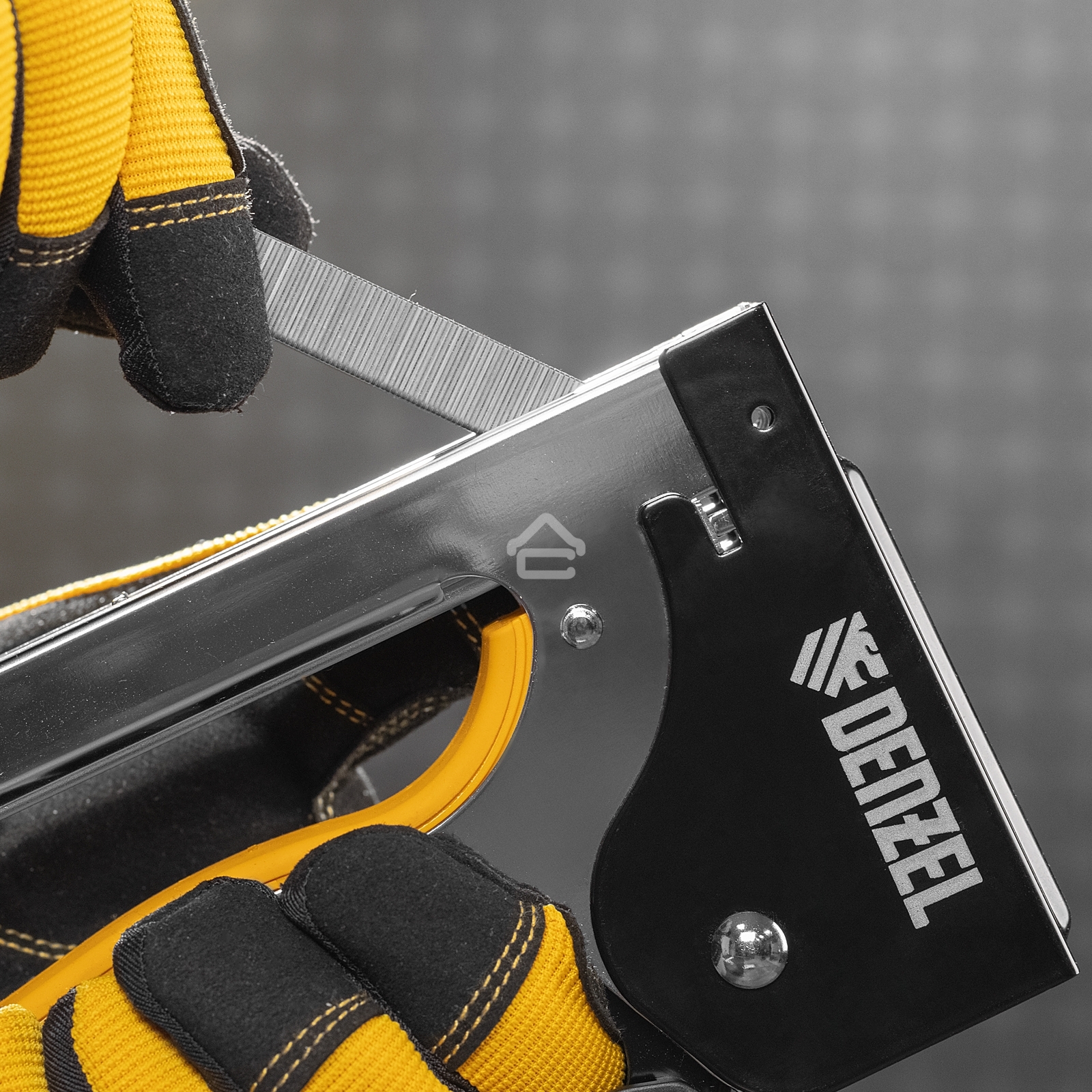 Степлер металл., скобы в комплекте, плавная регулировка удара, 2К рукоятка, тип 53, 4-14 мм Denzel